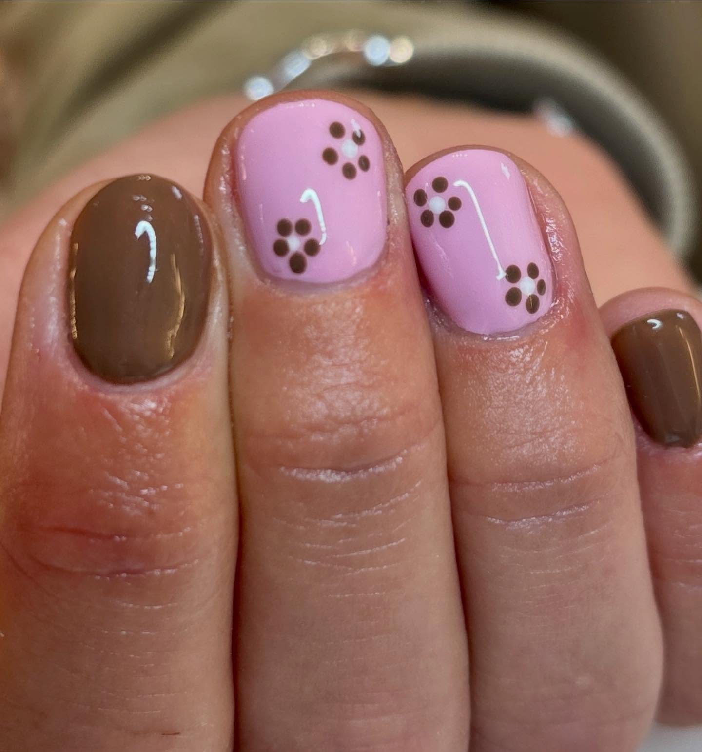 Pretty in pink with a little floral moment 🌸✨
Soft baby pink paired with rich chocolate tones and delicate hand-painted flowers… the perfect mix of sweet and chic. Sometimes the smallest details make