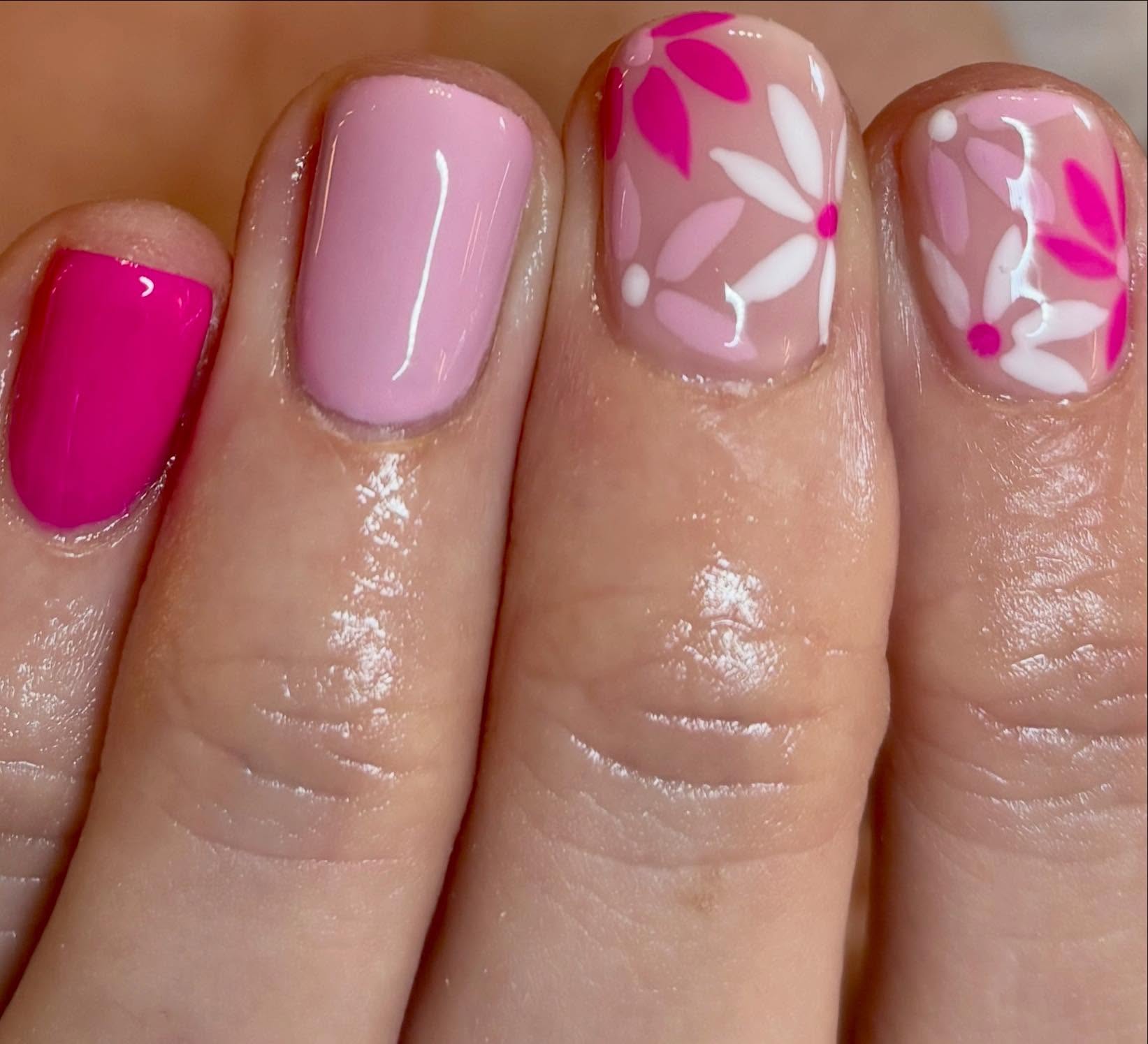 Obsessed with this bright pink floral set 🌸💗
Hand painted daisy details paired with the glossiest builder gel finish for the perfect spring/summer nails ✨

Builder gel on natural nails to help keep 