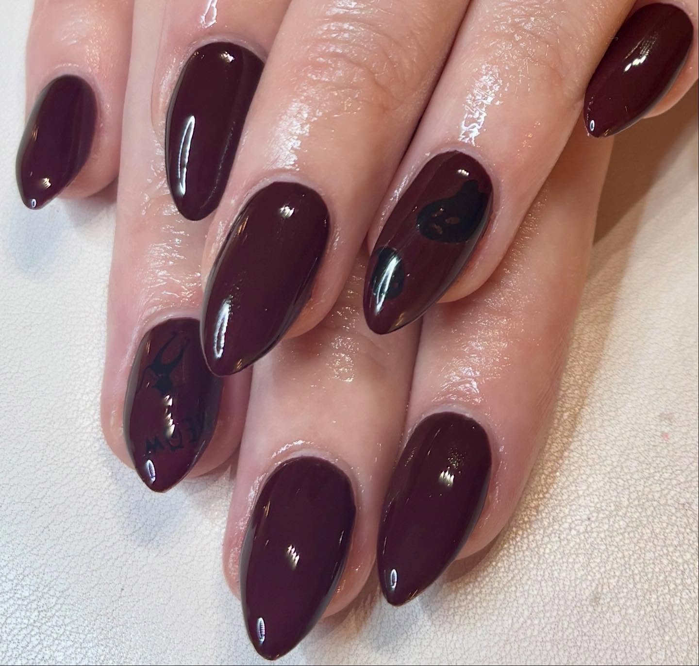Check out these almond burgundy Halloween nails! 🐈‍⬛👻 Perfect for autumn vibes and the Halloween season! 💅🏻 #nailsbyabby #autmnnails #halloweennails🎃 #gelxextensions #apresgelx #northamptonnails 