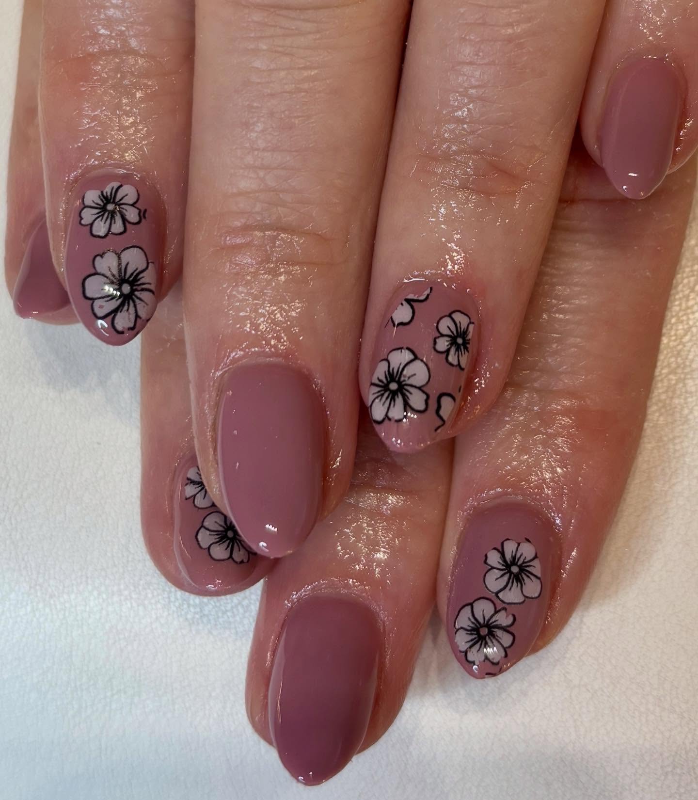 Soft, glossy builder gel in the prettiest dusty pink 🌸✨
Finished with delicate floral details for that subtle, elegant touch 💅

Simple, feminine, and perfect for any occasion 💗  #nailsbyabby #north