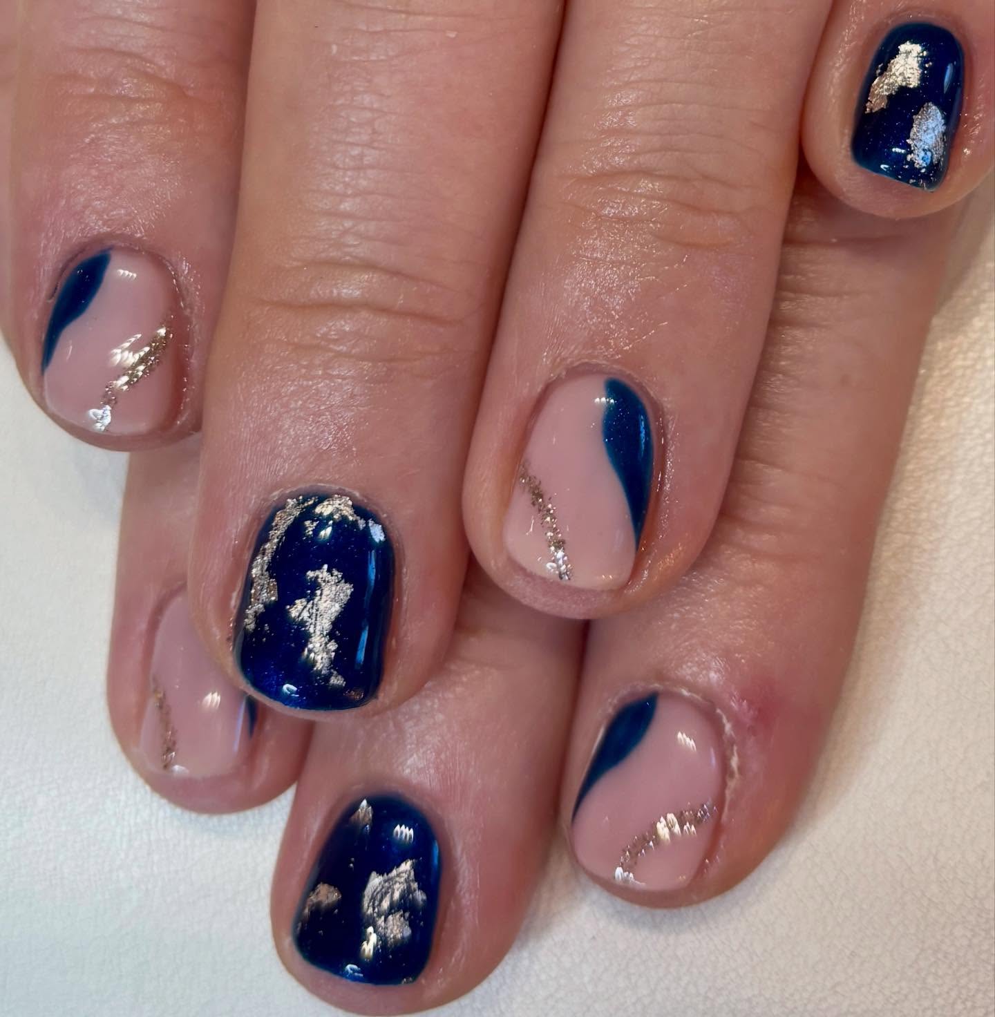 Midnight tones + soft nudes = the dream combo 💙✨
Builder gel set with deep ocean blue, delicate silver detailing and that glossy finish 😍

Strong, natural, and effortlessly elegant 🤍
Perfect for an