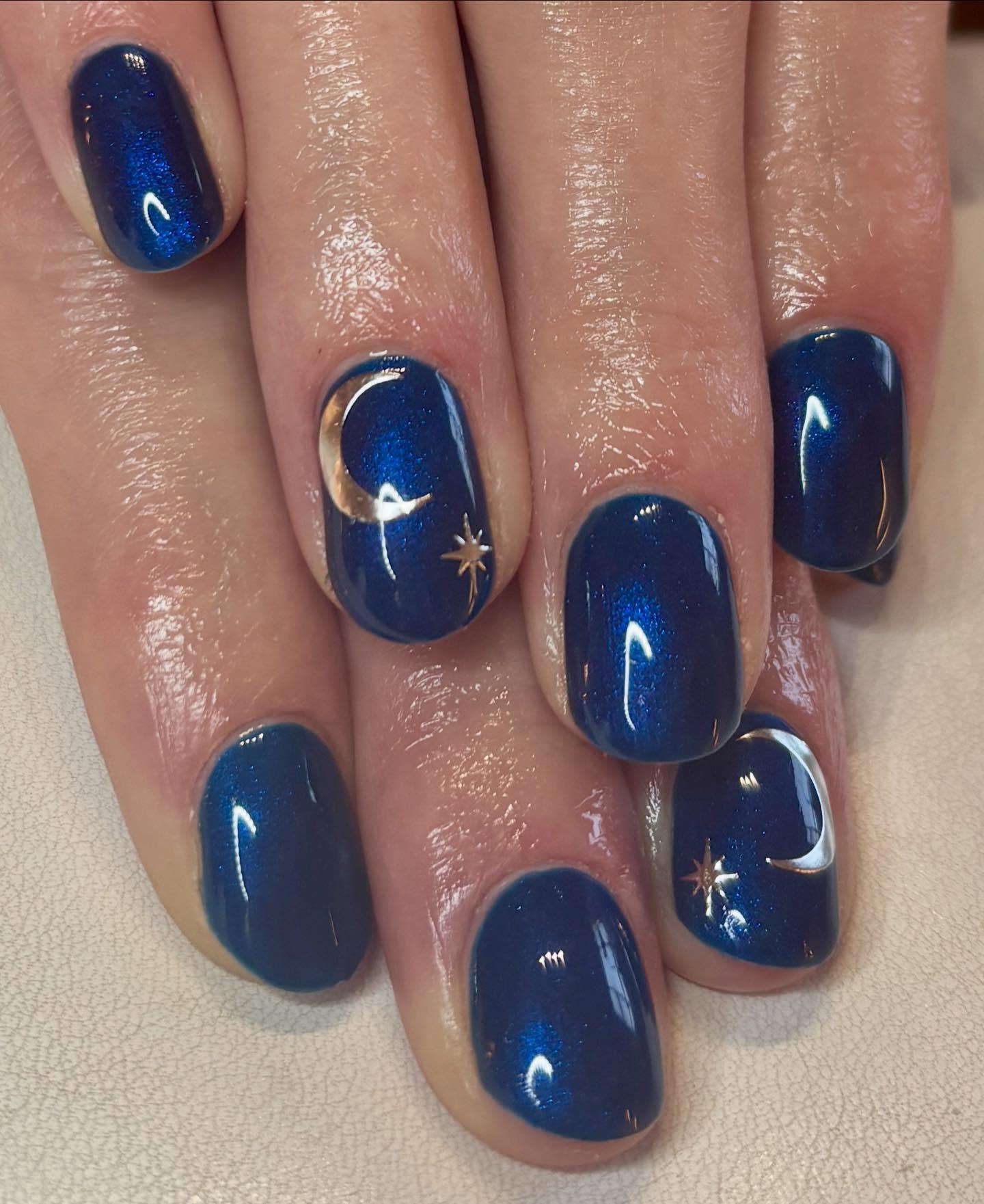 Check out this beautiful pearly blue gel polish manicure with design 💙✨ #nailsbyabby #gelpolishmanicure #naturalnails #northamptonnails #northamptonnailtech #northamptonnailsalon #dustonnails #duston