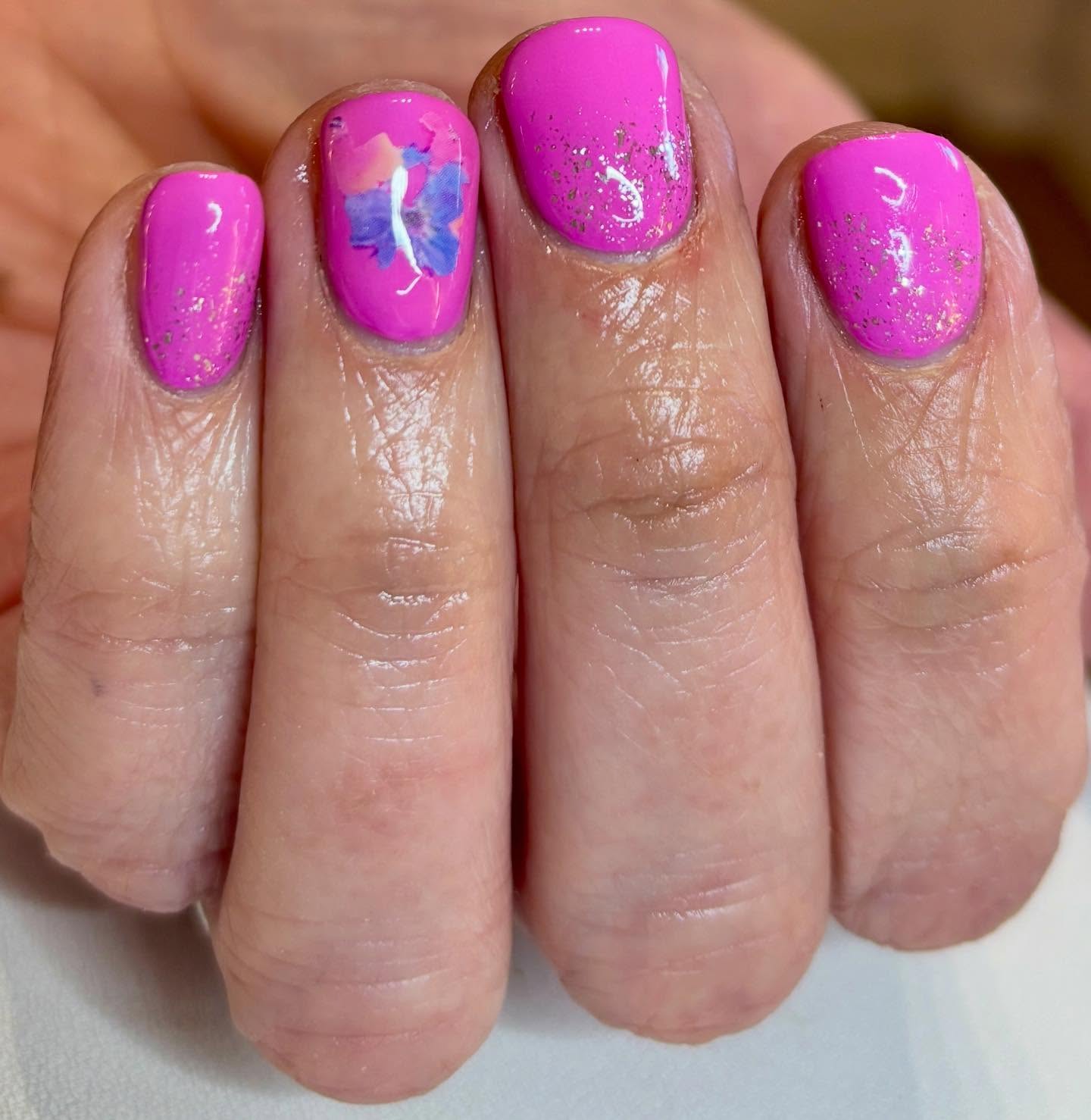 Hot pink perfection with a soft floral moment 🌸✨
A little sparkle, a little art, and a whole lot of pretty 💖

Glitter accents = the perfect spring set 🌷

Appointments available 💅
DM to book 💌

#n