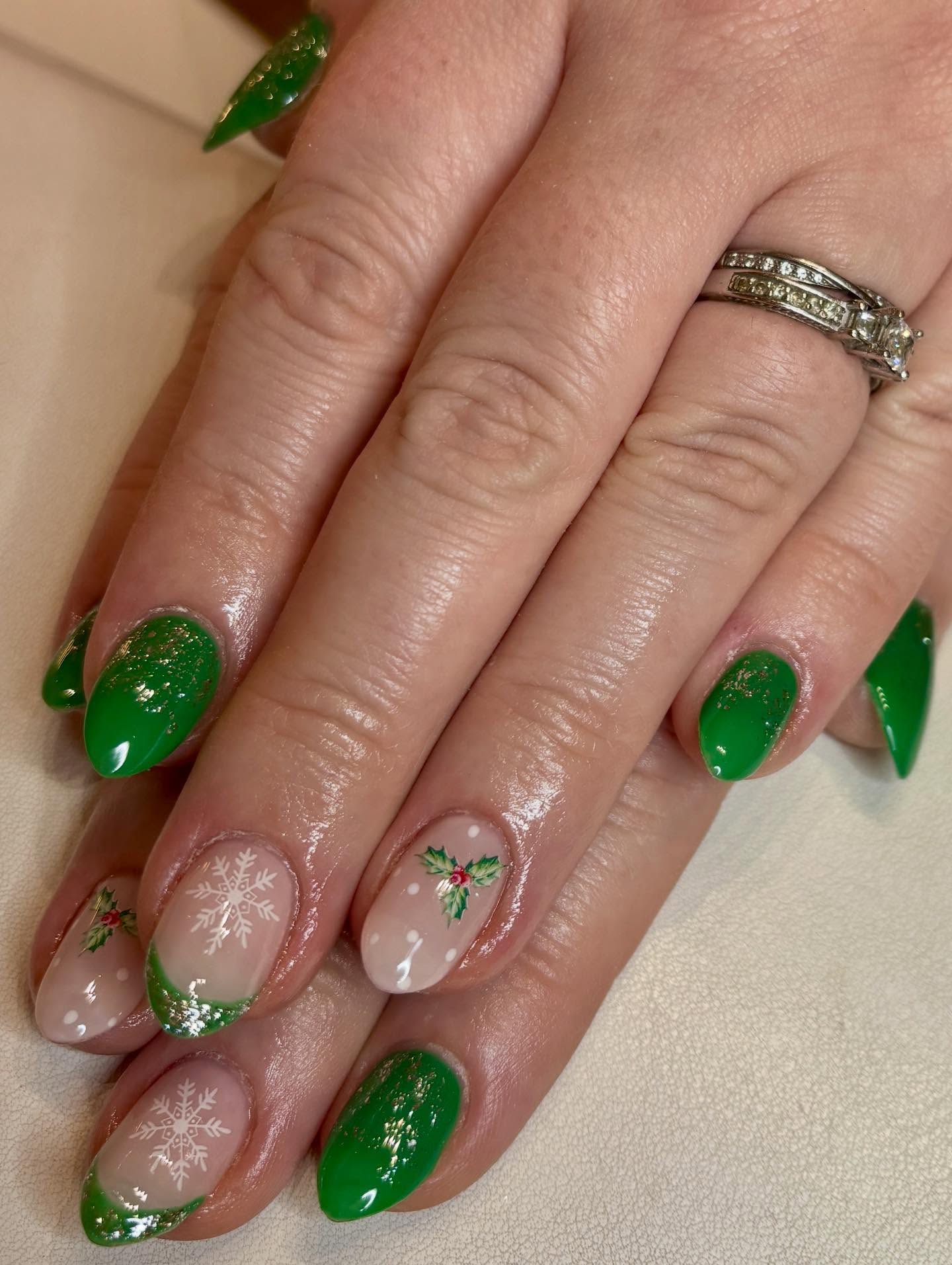 Get ready to sleigh the holidays with these festive holiday nails! 🎄✨ Featuring a stunning green glitter ombré base, delicate snowflakes, and a touch of holly, these nails are perfect for celebrating