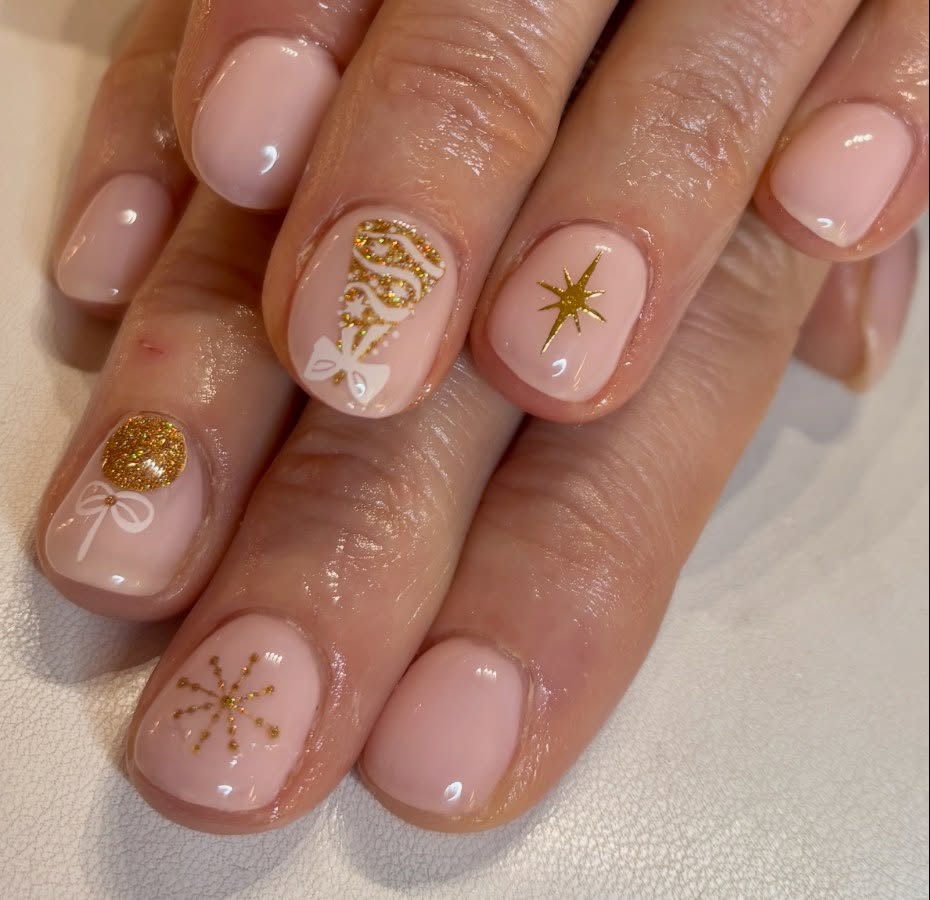 Christmas is right around the corner! Make sure to get your appointments booked in quickly before they run out! 🎄 Builder gel with gel polish and design ✨ #northamptonnails #northamptonnailtech #nort