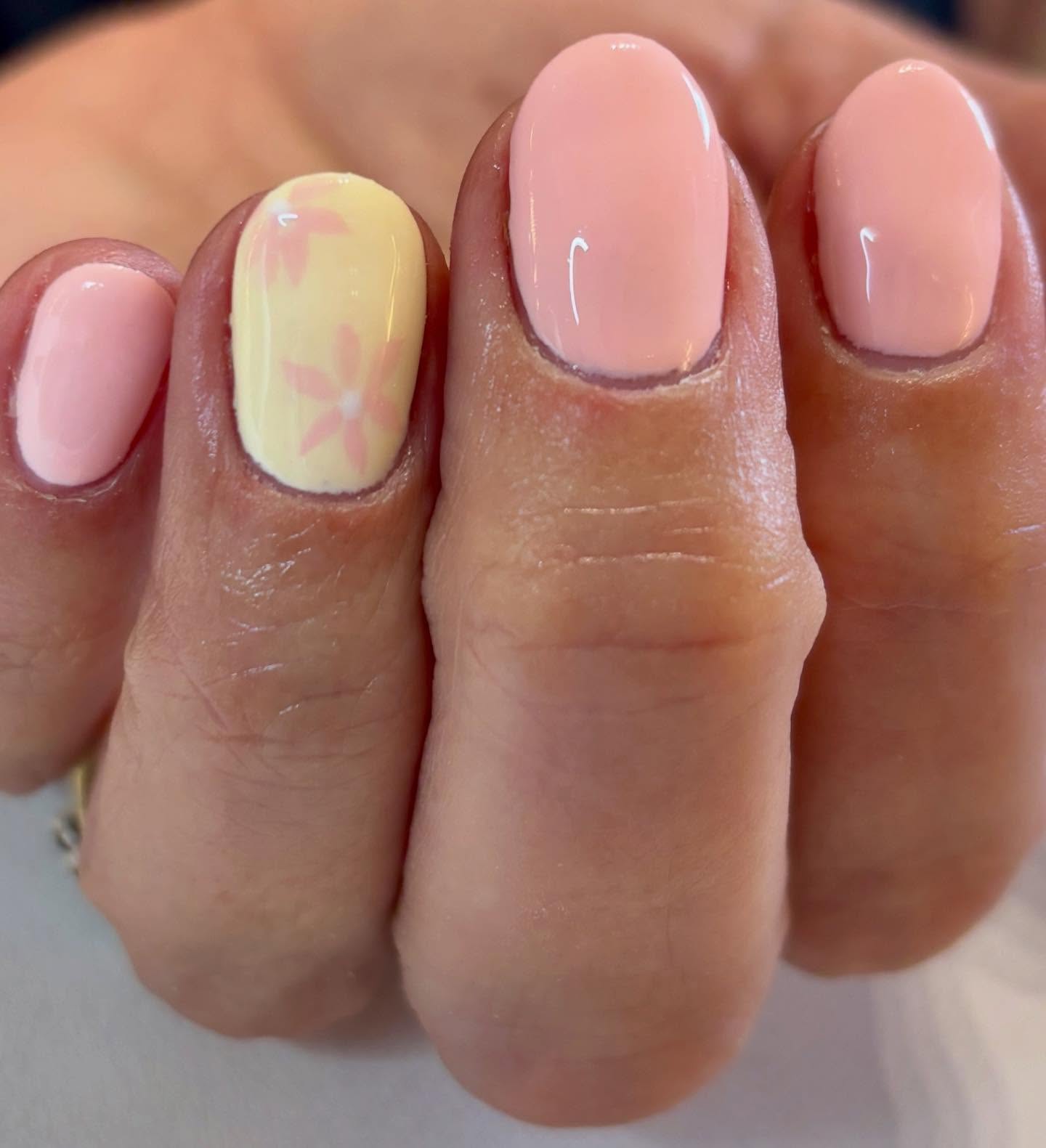 Buttery yellow + delicate floral details paired with the perfect blush pink… simple, fresh, and effortlessly pretty. 🌸💛

Obsessed is an understatement ✨
Appointments open — don’t miss your spring se