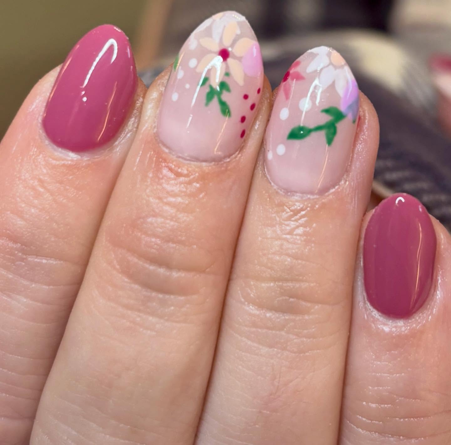 Soft florals, glossy pinks & all the spring vibes 🌸✨
These hand-painted Gel X extensions are giving fresh, delicate, and effortlessly pretty 💅🏼

Spring-ready nails with that extra touch of artistry