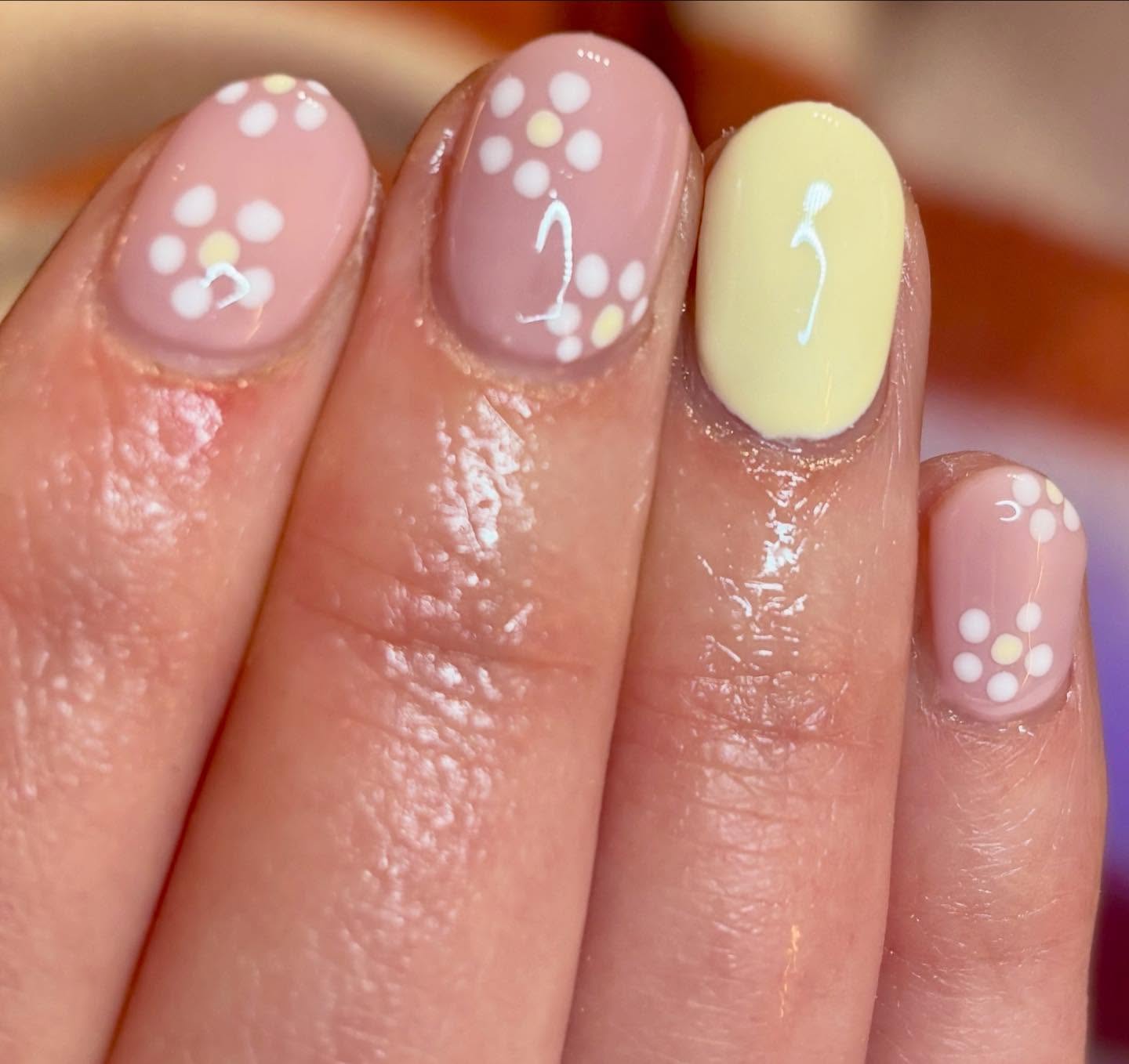 Soft pink + butter yellow with the cutest little daisies 🌼✨
Simple, sweet, and giving fresh spring energy 💅🏼💛

Obsessed with this delicate floral moment—proof that tiny details make the biggest im