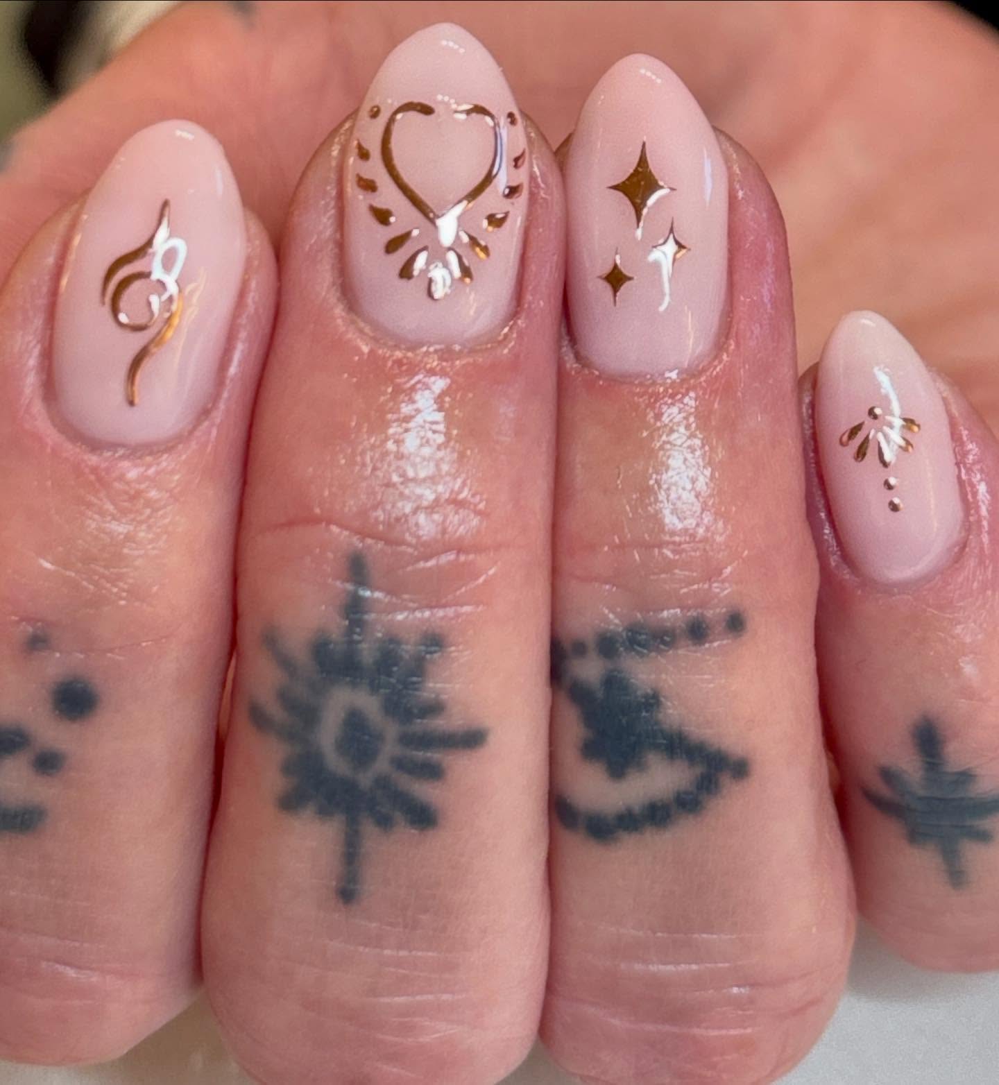 Soft pink builder gel with delicate gold details ✨💅Sometimes the smallest details make the biggest statement. Elegant, glossy, and just a little bit magical 🤍✨

Builder gel for strength, shine, and 