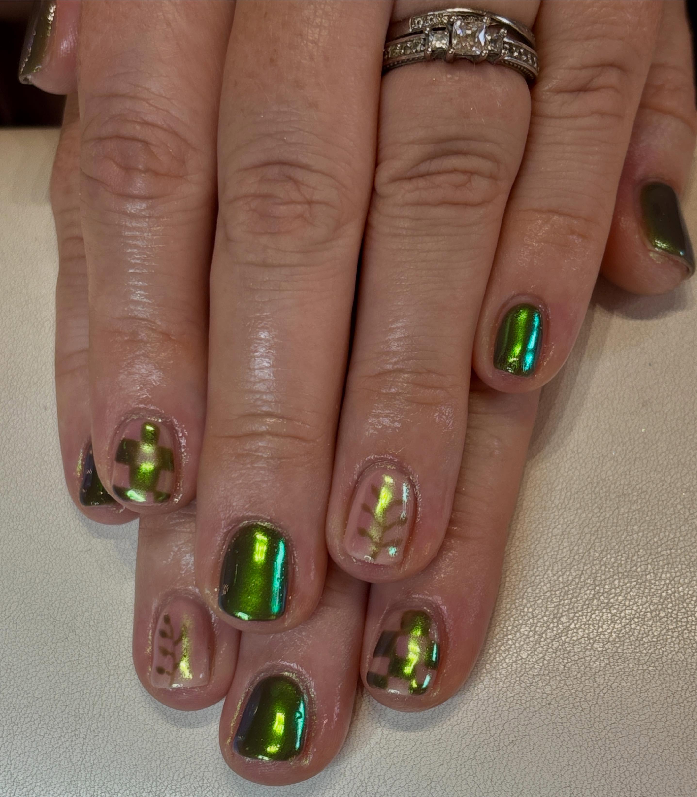 ✨ Builder gel on natural nails ✨
Obsessed with this metallic green moment 💚 Mixed chrome + abstract detailing for something a little different 🌿 Book your next set now 💌

#nailsbyabby #buildergelna
