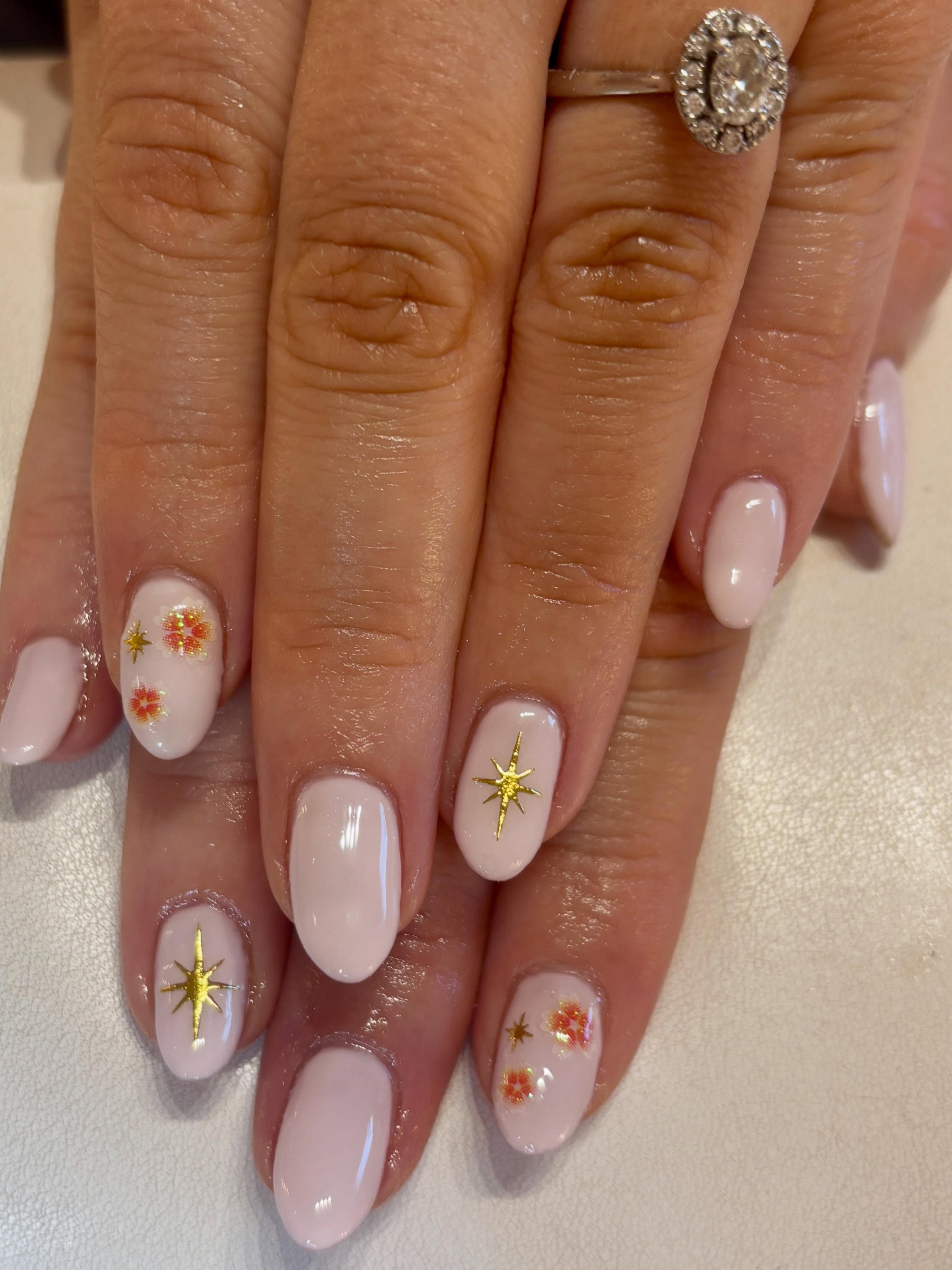 🌸✨ Soft pink builder gel with the prettiest floral accents and delicate gold star details ✨🌸

A fresh, feminine set that’s perfect for summer days, special occasions, or simply treating yourself 💅🏻🤍

